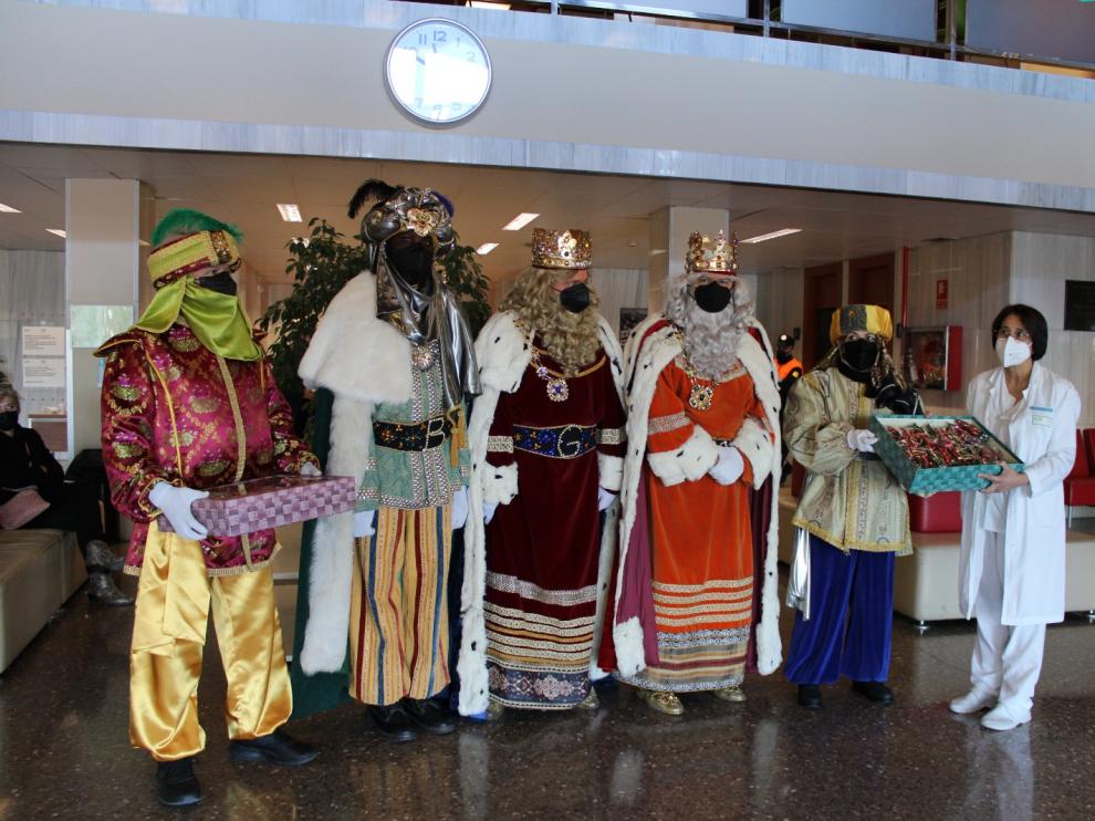 Los Reyes en su visita al Hospital de Barbastro.