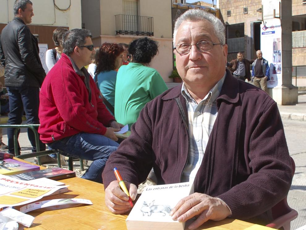 El escritor durante una firma de libros.