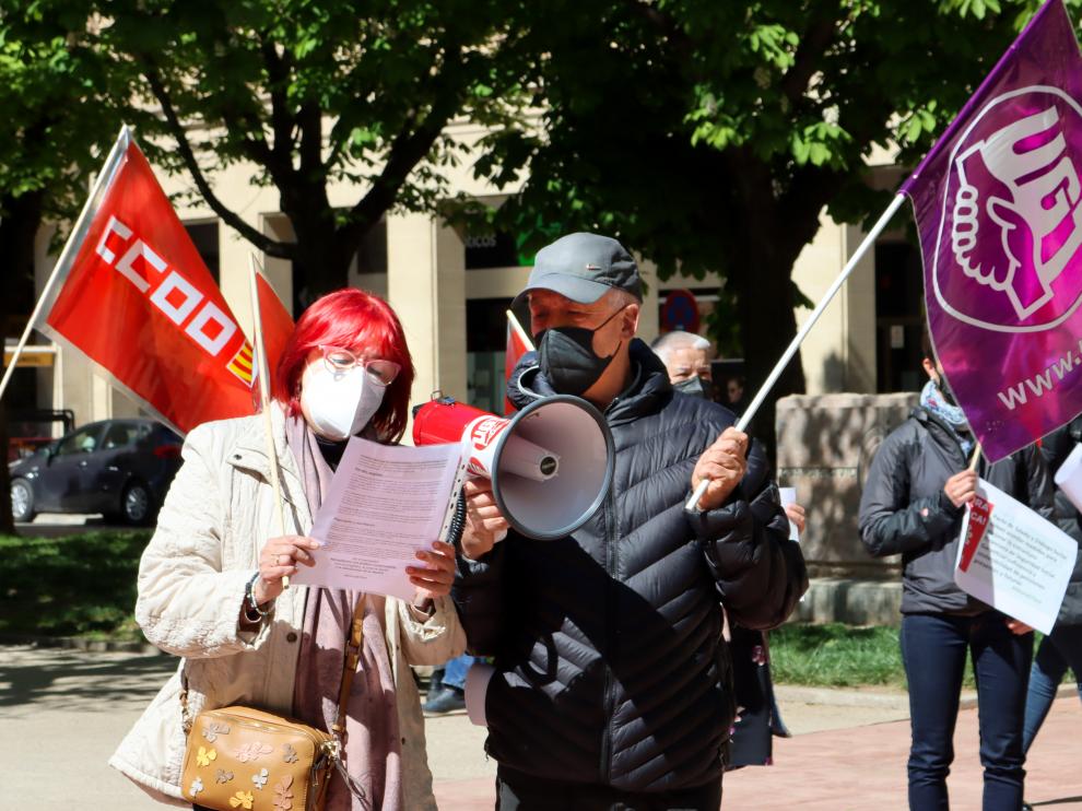 Los representantes sindicales Conchi Giménez y Carlos Villacampa en la lectura de un manifesto.