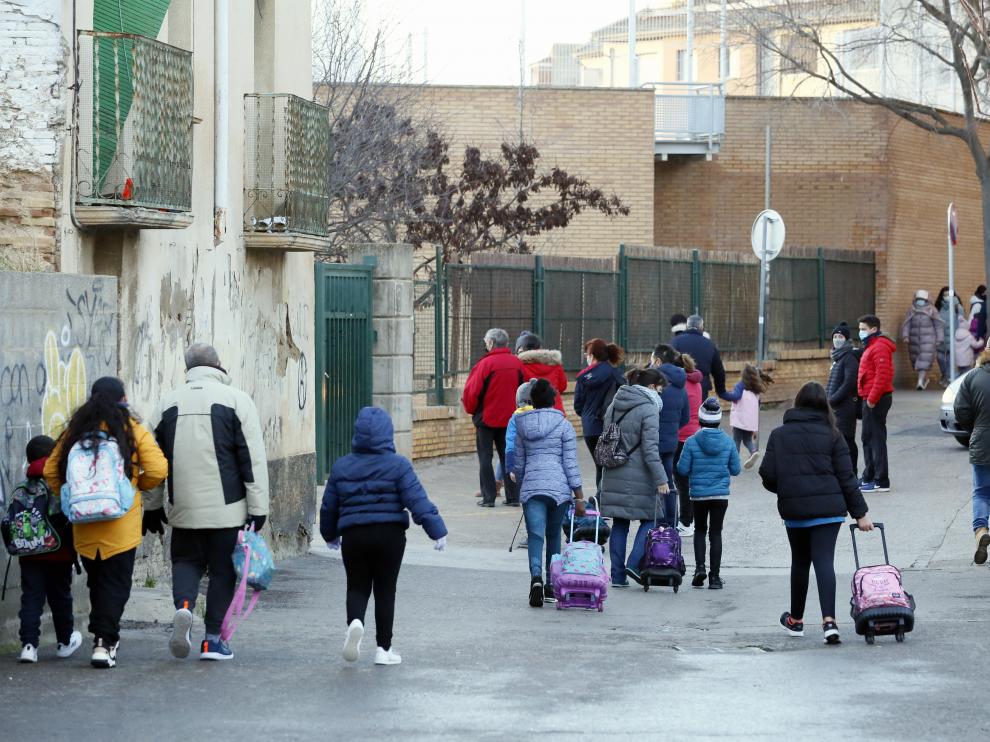 Alumnos del Sancho Ramírez, en Huesca ciudad, regresando este lunes al colegio.