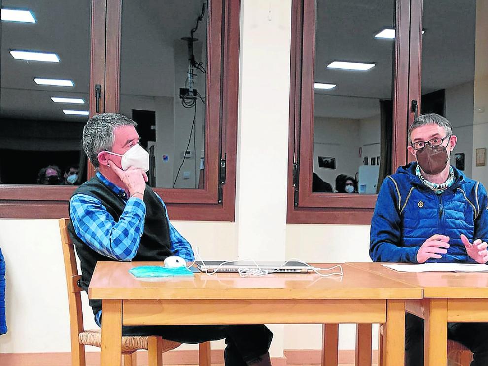Enrique Satué y Óscar Latas, en la presentación del libro.