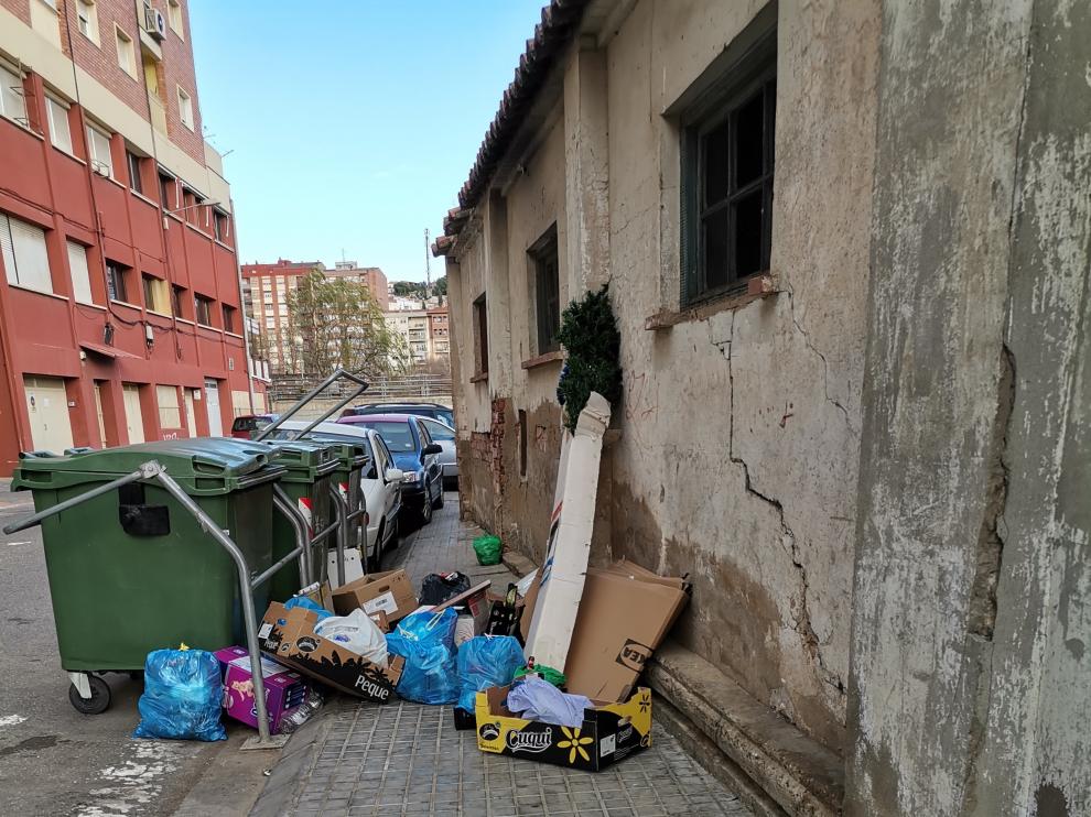 Estado de una de las calles de Fraga en la que se ha detectado la falta de limpieza.