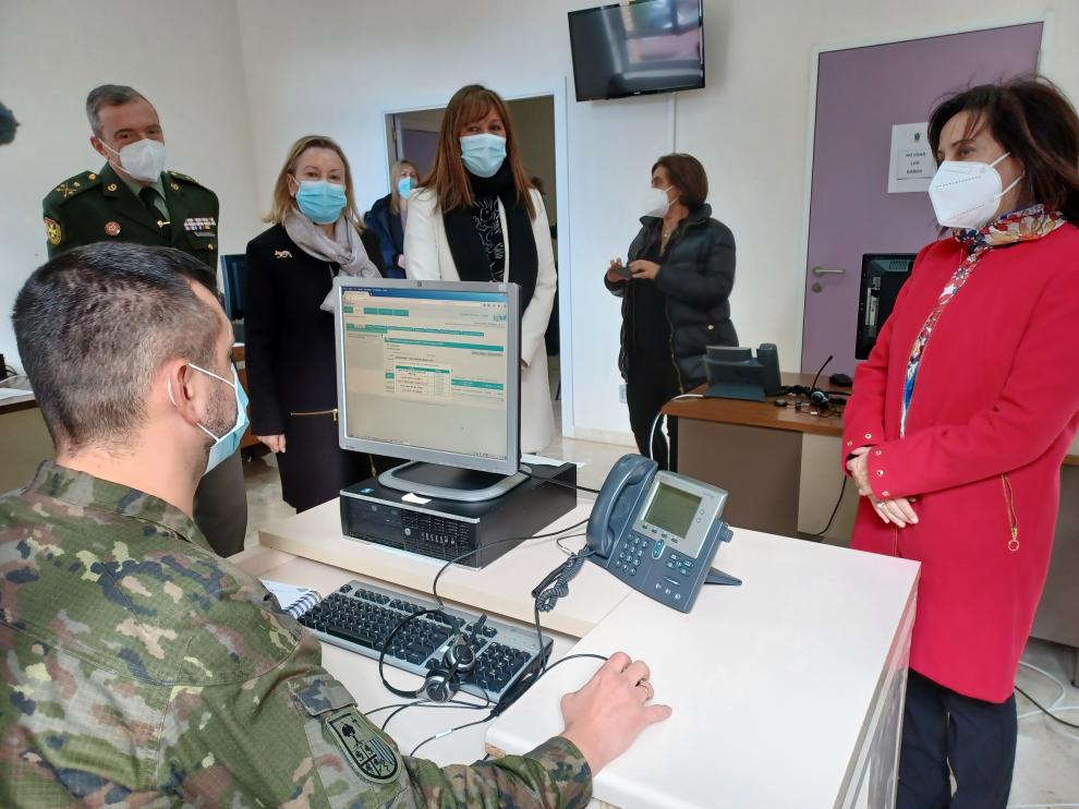 La consejera y la ministra visitan al personal de Defensa que realiza labores de rastreo.