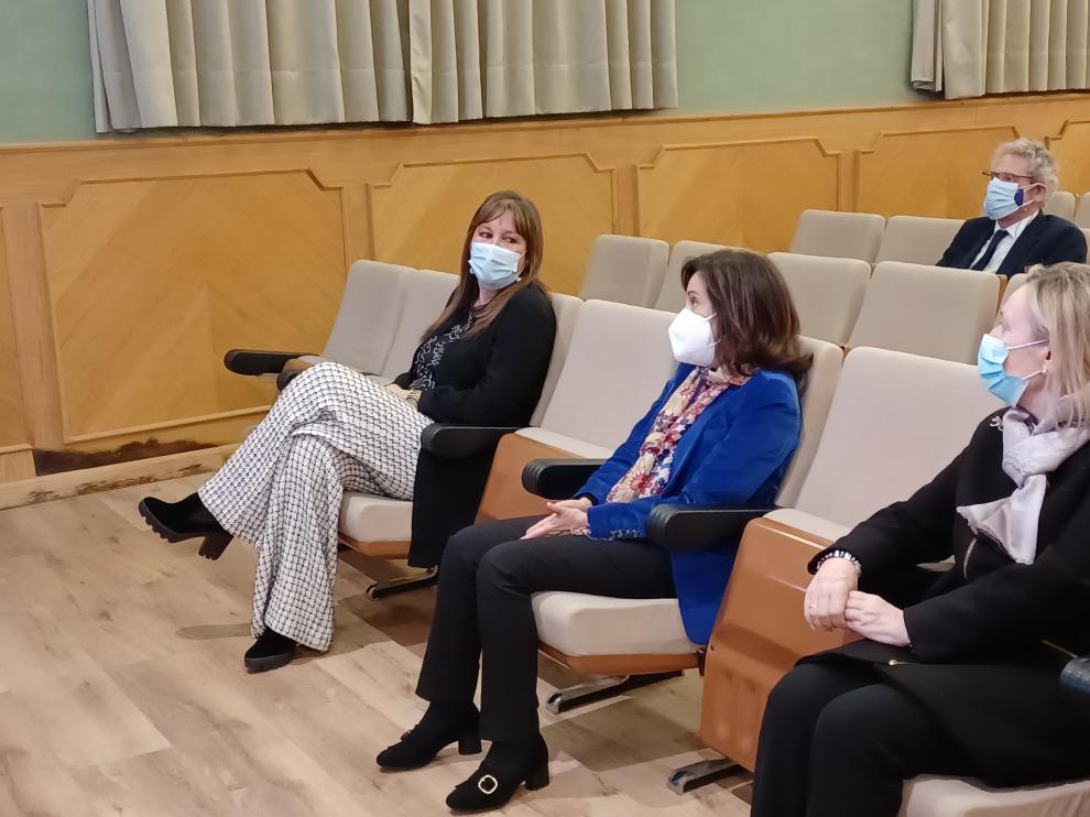 Sira Repollés, Margarita Robles y Marta Gastón este lunes en Zaragoza.