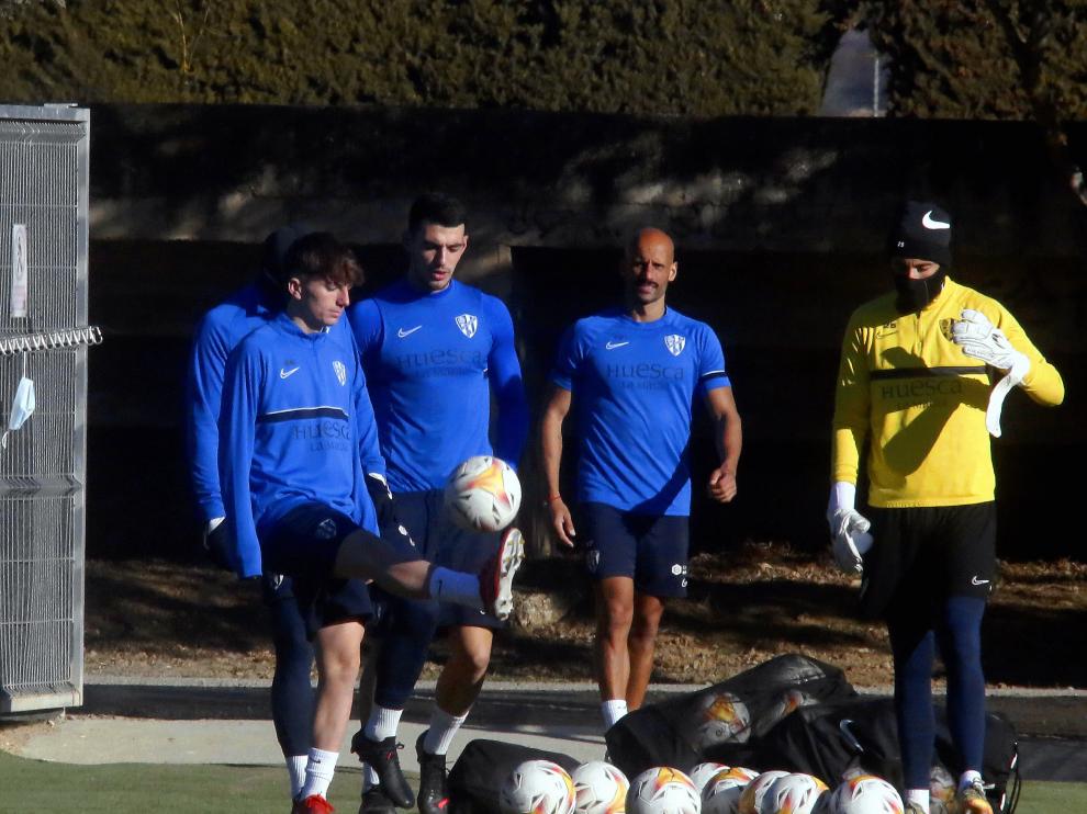 Manu Rico juega con el balón antes del entrenamiento de este miércoles.