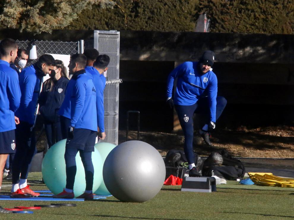 Andrei Ratiu, durante el entrenamiento del Huesca este jueves.