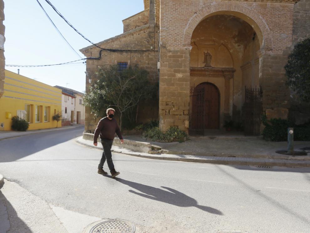 Óscar Bescós pasa por delante de la iglesia y por en medio de la carretera al mismo tiempo.