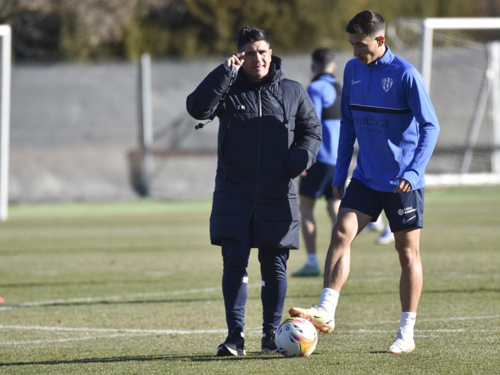 Xisco Muñoz habla con Pablo Martínez durante el entrenamiento.