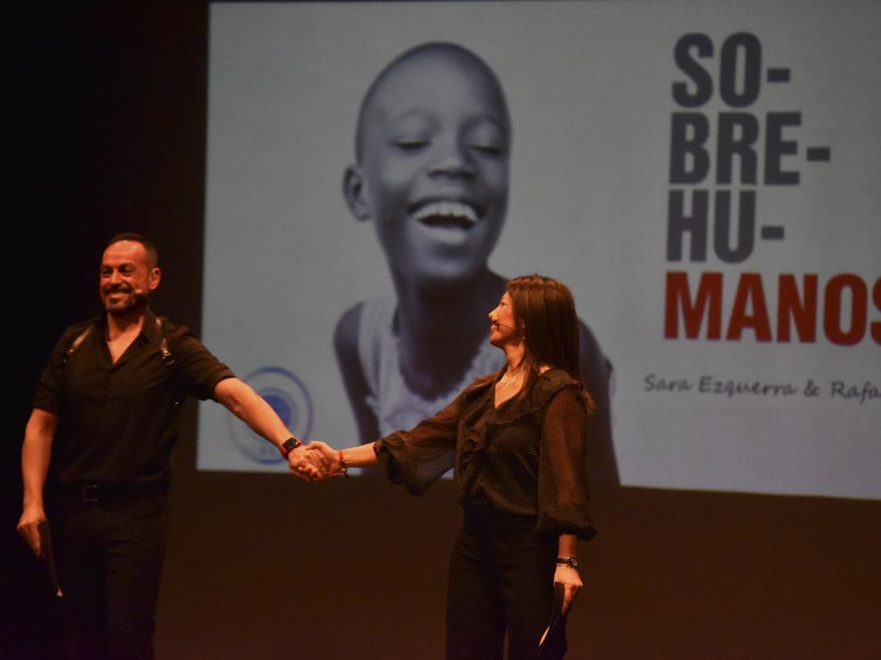 Rafael Martos y Sara Ezquerra presentaron su libro en el Centro Cultural Manuel Benito Moliner.