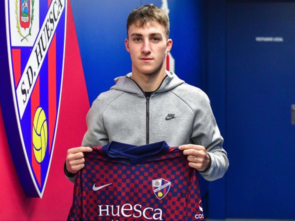 Antonio Luis Sánchez ya estuvo en El Alcoraz, donde posa en la imagen con la camiseta del Huesca.