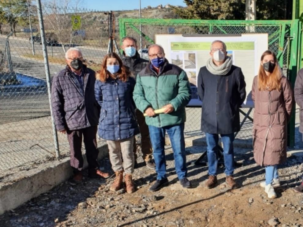 Autoridades ante el nuevo silo de sal que se ha instalado en Jaca.