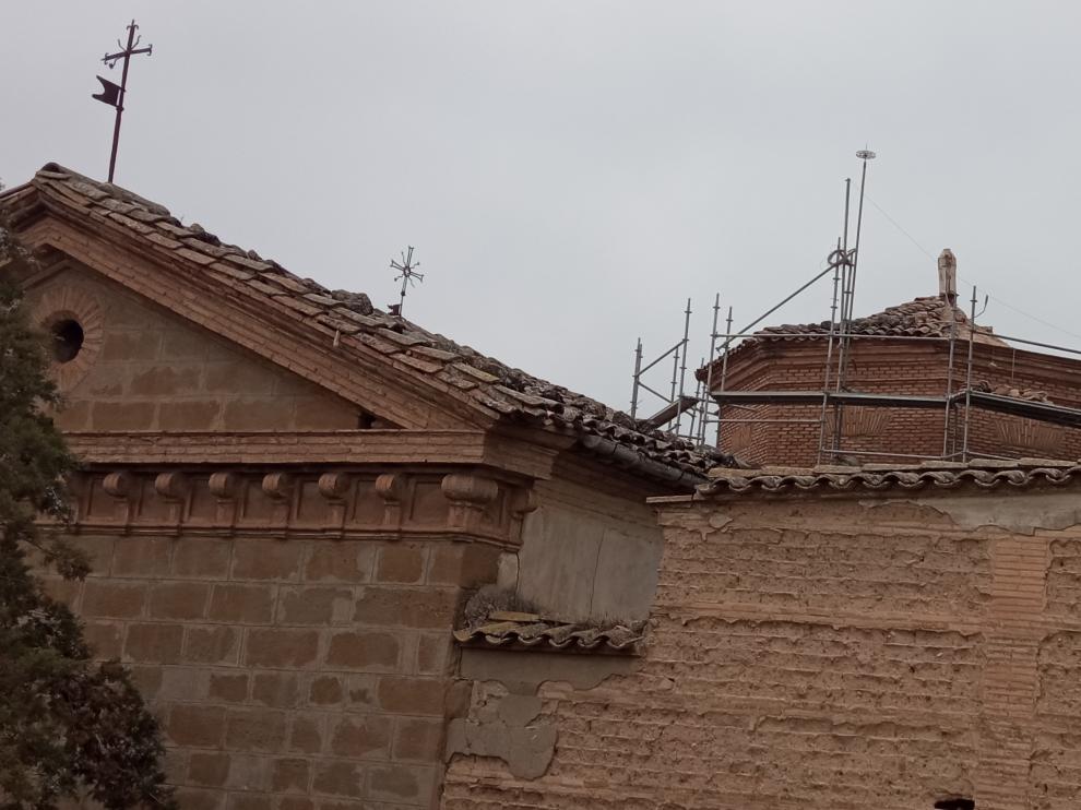 Los andamios pueden verse en la cúpula de la iglesia, afectada por las humedades.