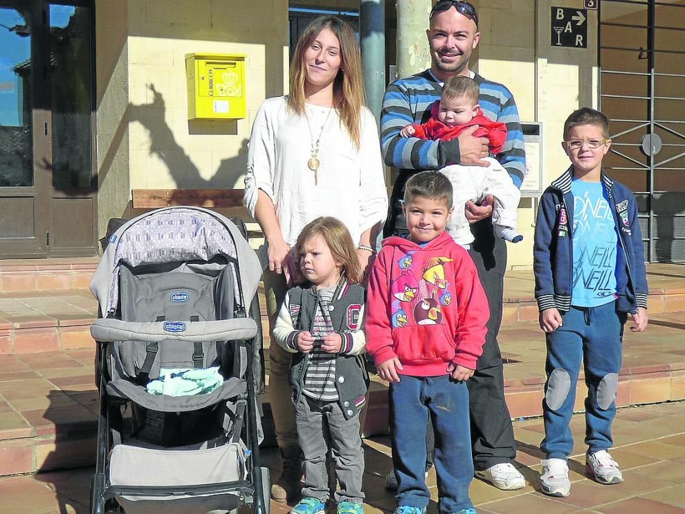 La familia con cuatro hijos cuando llegaron hace cinco años a Salas Altas.