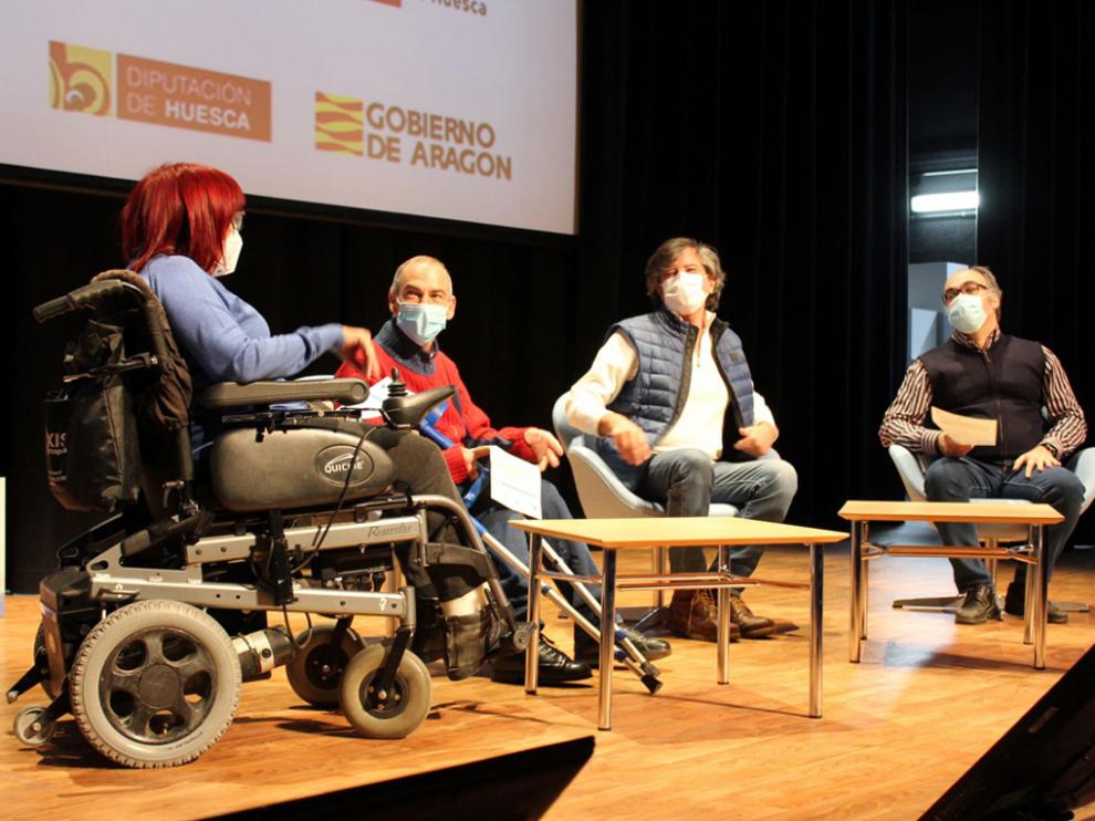 Carlos López Otín con Concha Lisa, Nacho Olivar y David Pérez en el Palacio de Congresos de Huesca.