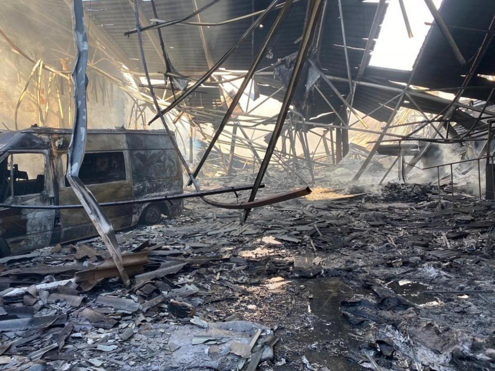El fuego ha provocado cuantiosos daños materiales en la nave.