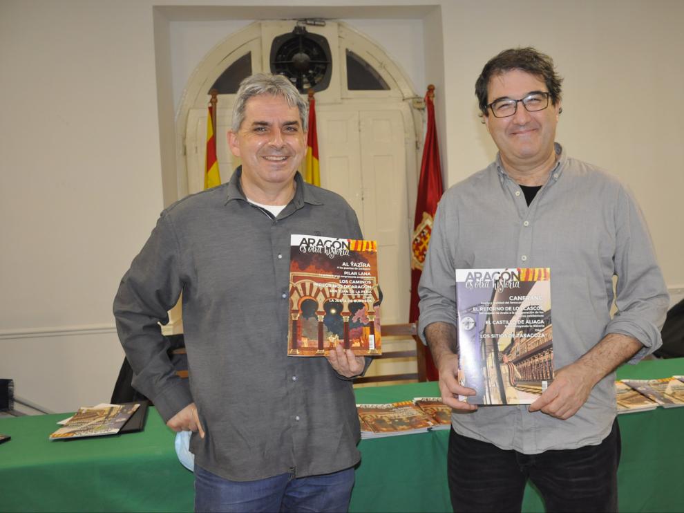 Carlos Serrano, con el segundo número de la revista; y Daniel Viñuales, con el primero, en la sala Pepe Estallo del Casino Unión Jaquesa.