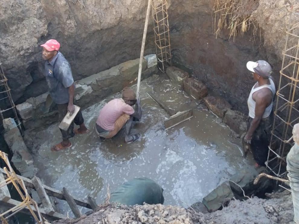 Fase de construcción de decantación, filtración y tratamiento de agua de la potabilizadora que llegará a más de 3.500 personas en la comunidad de Mihango.