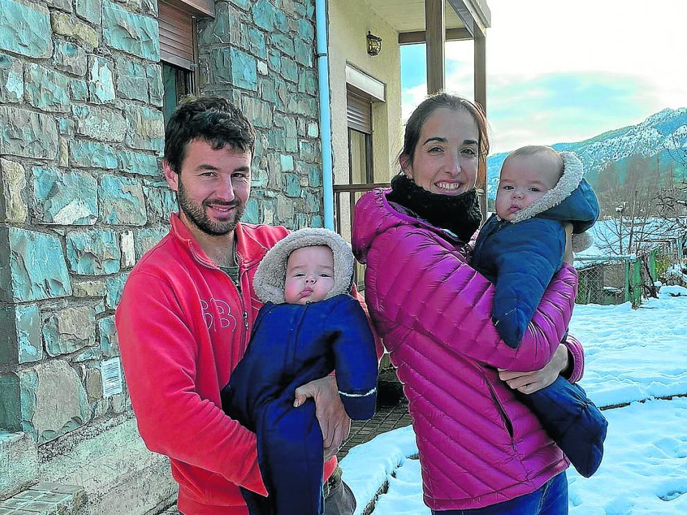 Fernando Coarasa y Marta Lera con sus gemelos Mateo y Lucas.