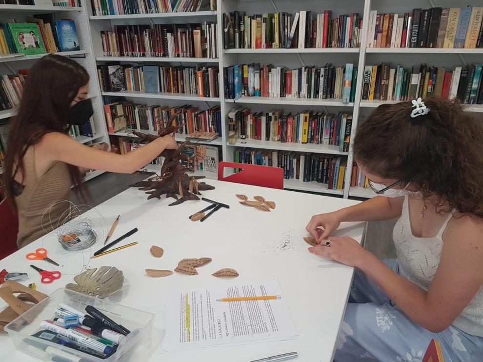 Adriana Germán, a la derecha, desarrollando un proyecto en la biblioteca de Villanúa.