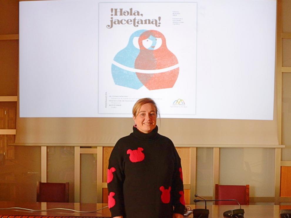 Olvido Moratinos, en el Salón de Ciento del Ayuntamiento, junto al cartel del nuevo programa dedicado a la mujer.