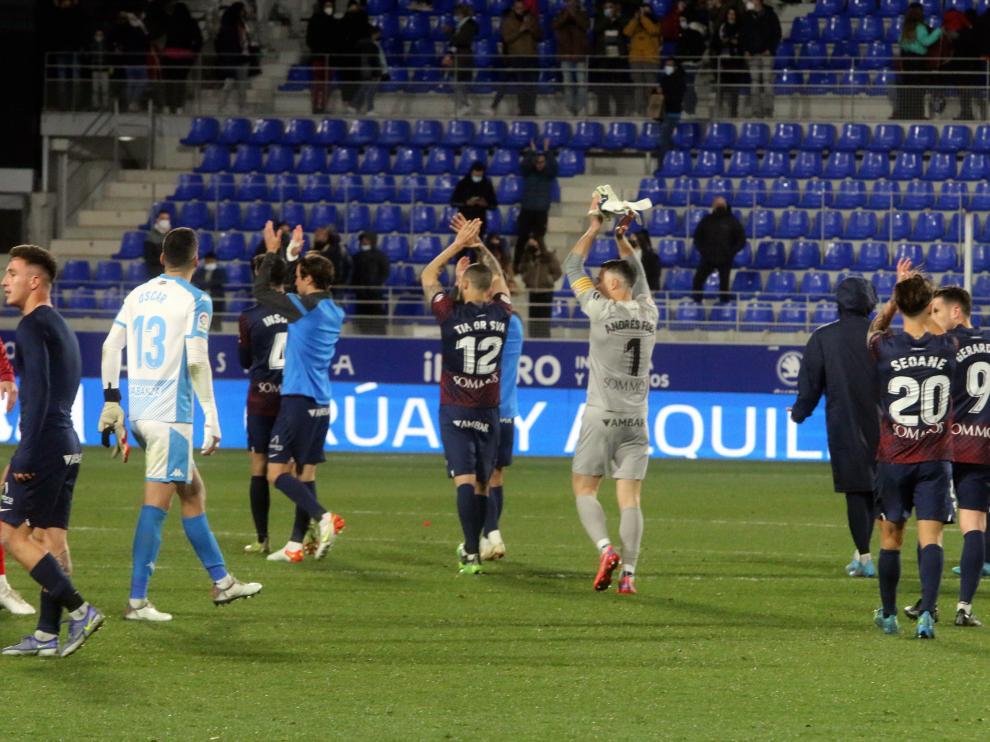 Andrés aplaude a la afición después de la victoria contra el Lugo.