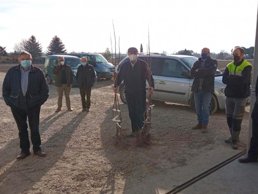 Entrega de frutales recuperados a particulares en el vivero oscense de Carlos Gil.