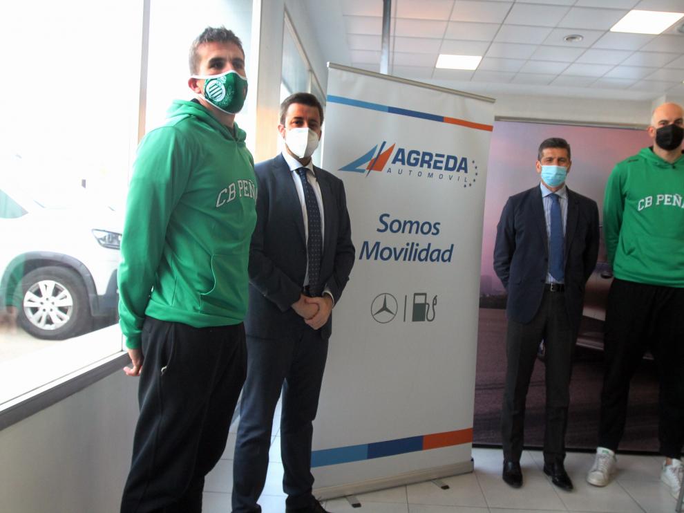Jorge Lafuente, Antono Orús, Juan Aliende y Xavi Rey, en el concesionario de Ágreda Automóvil.