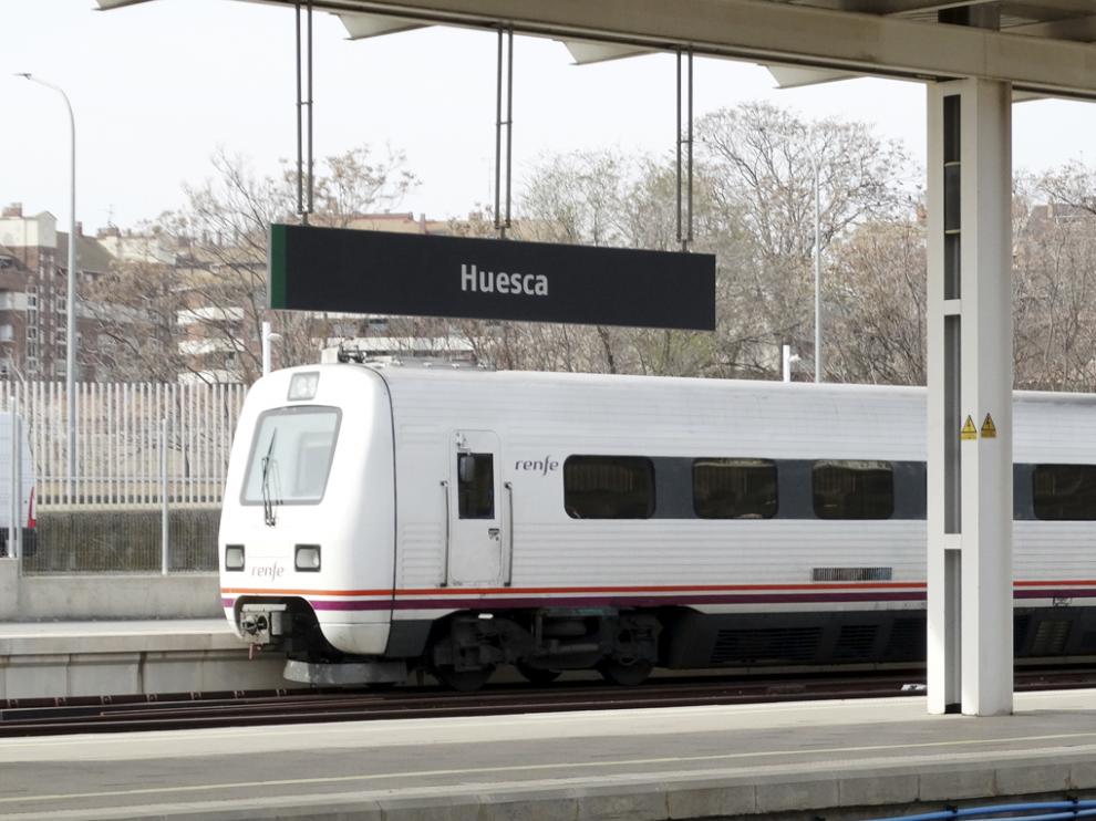 Unidad de RENFE en la estación de Huesca.