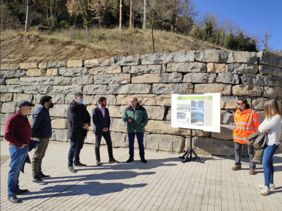 Visita de Bizén Fuster, director general de Carreteras de la DGA, a la escollera construida en Aínsa.