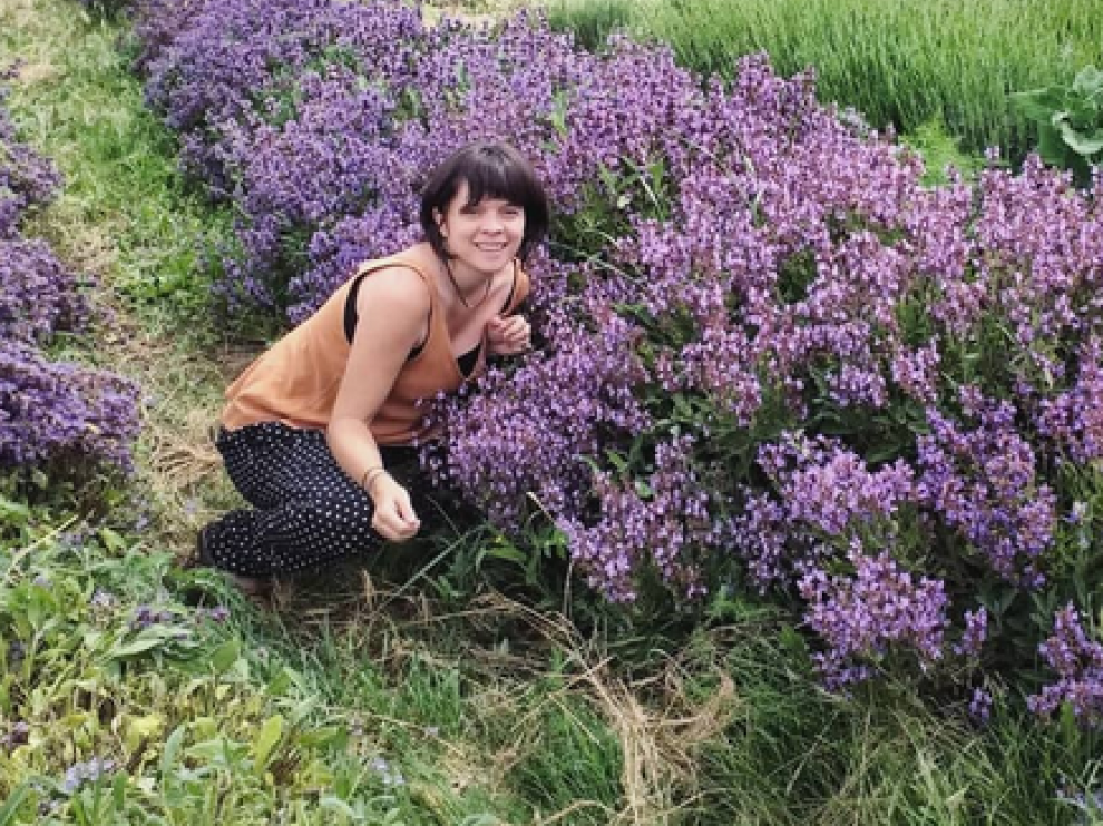 Silvia Jiménez en su finca donde cultivan las plantas aromáticas.