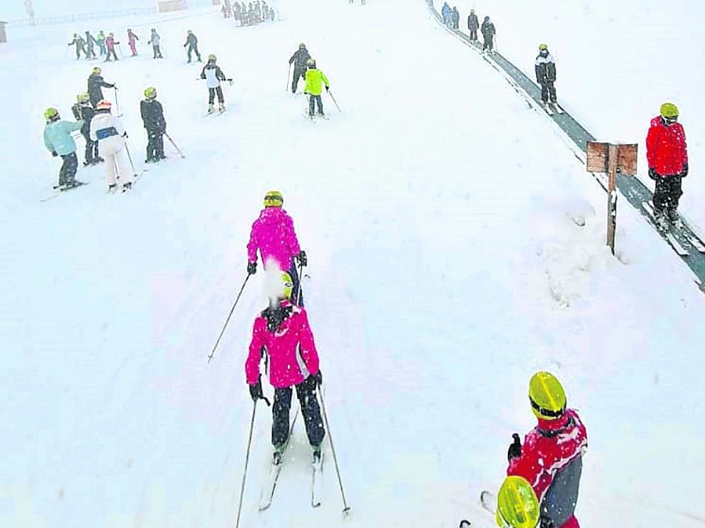 Esquiadores este martes en la estación de Aramón Panticosa.