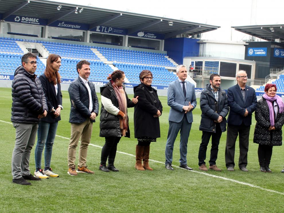 Foto de familia en la presentación del partido de fútbol femenino que se jugará en El Alcoraz.