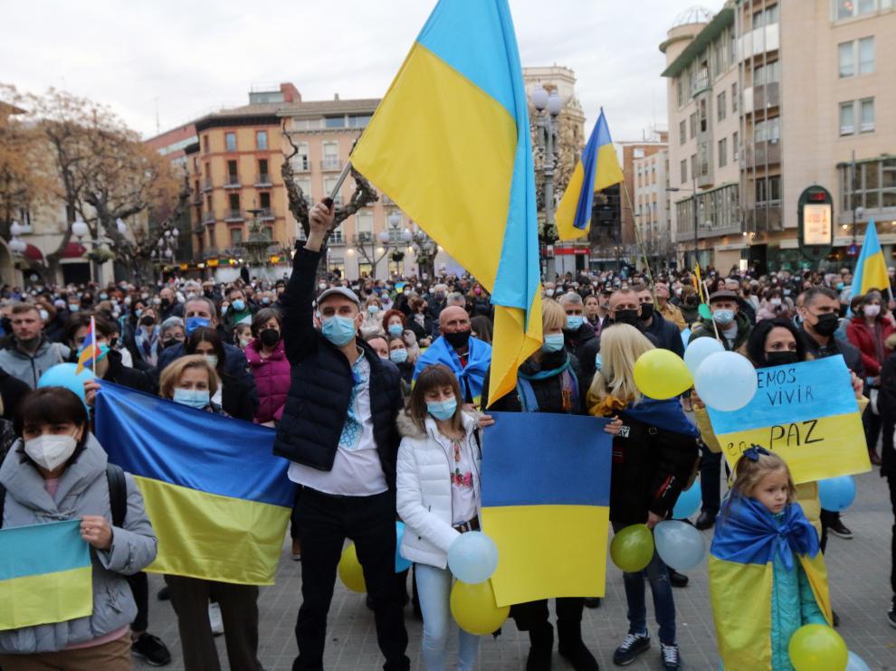 Concentración para apoyar a Ucrania celebrada en la plaza de Navarra de Huesca este 5 de marzo.