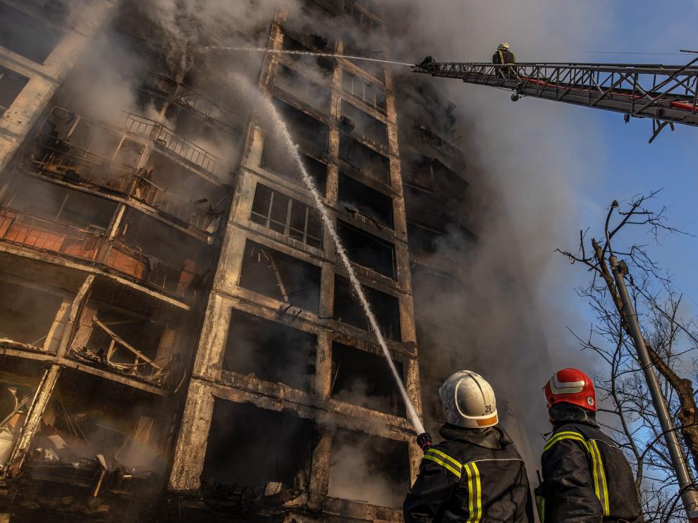 Bomberos extinguen un incendio tras el ataque sufrido a un edificio en la ciudad de Kyiv.