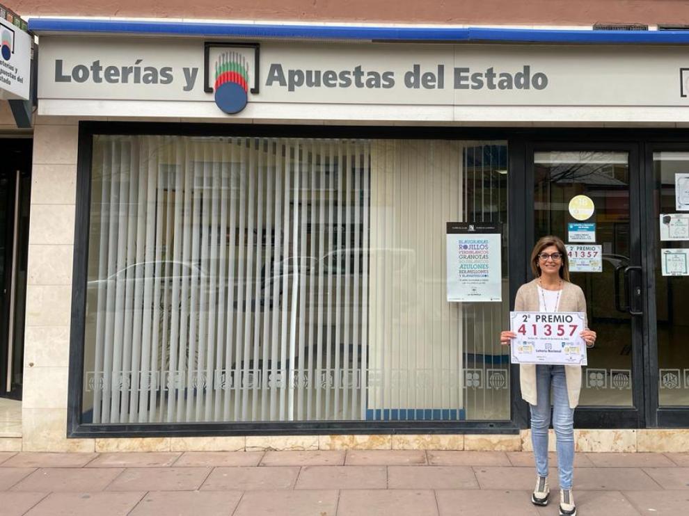La propietaria de la Administración de Lotería nº 1 de Fraga muestra el premio del sorteo.