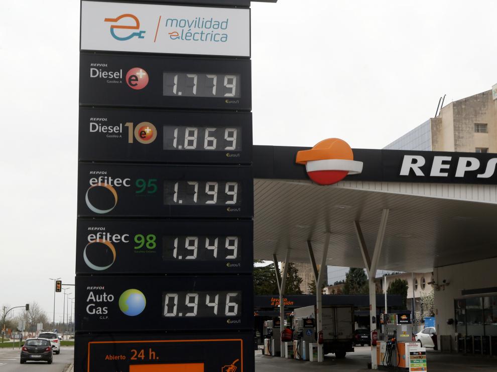 Precios del combustible este miércoles en una gasolinera de Huesca.
