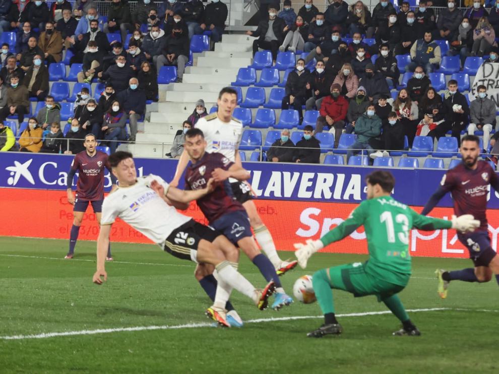 El Huesca se ha adelantado con un gol de Miguel Rubio en propia puerta.