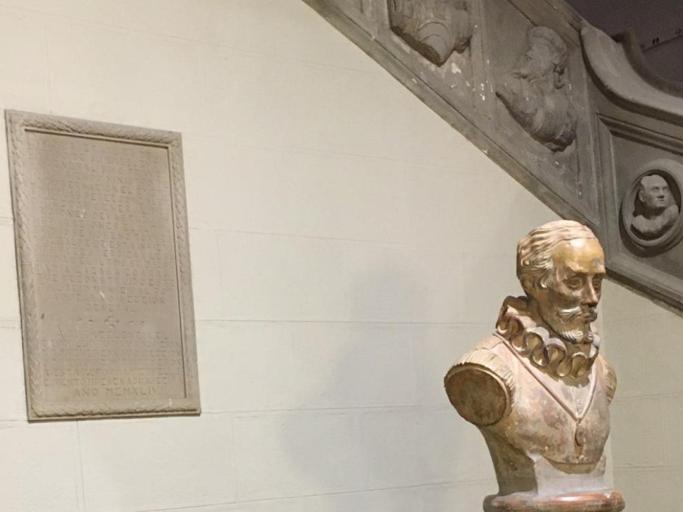 Placa que hay en honor al dictador en el patio del Ayuntamiento, al entrar al edificio.