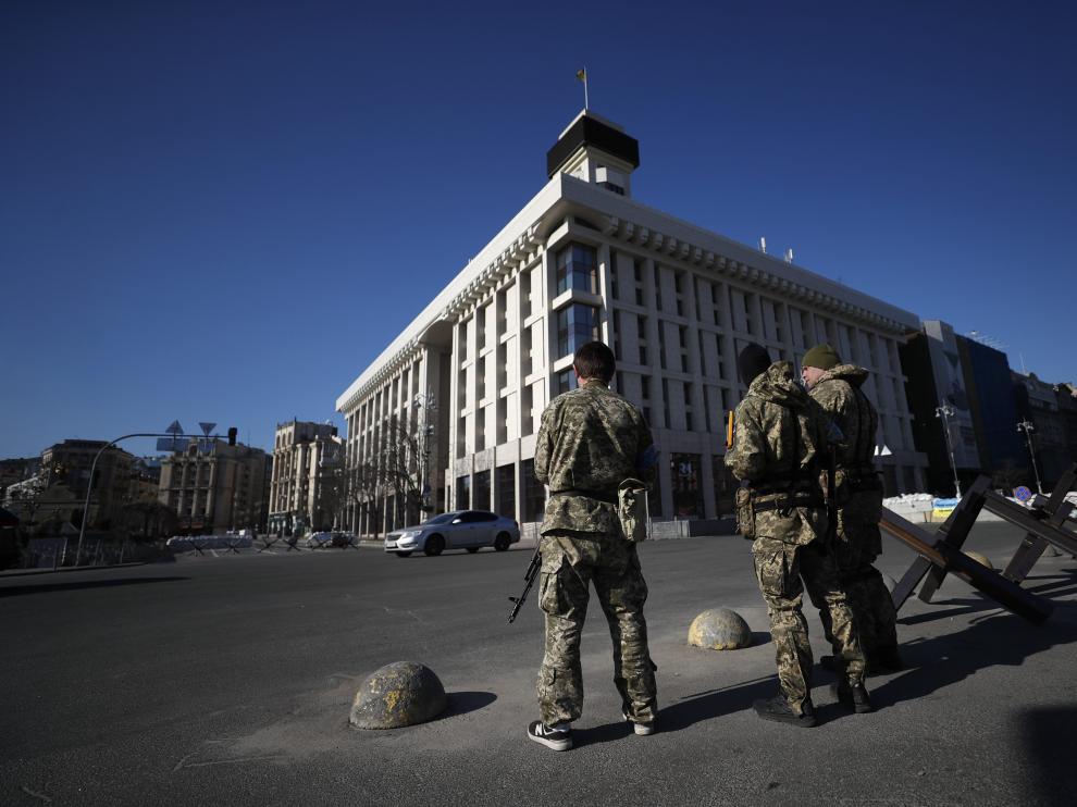 Soldados ucranianos en un punto de control de Kiev.