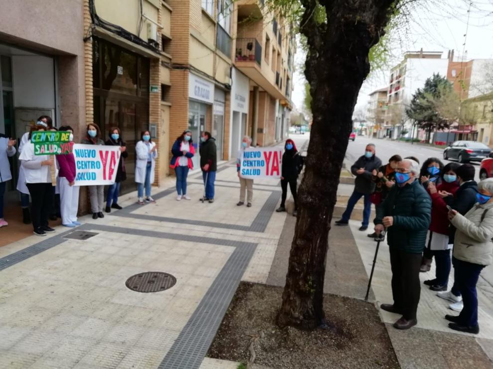 Vecinos y sanitarios en la concentración de este viernes.
