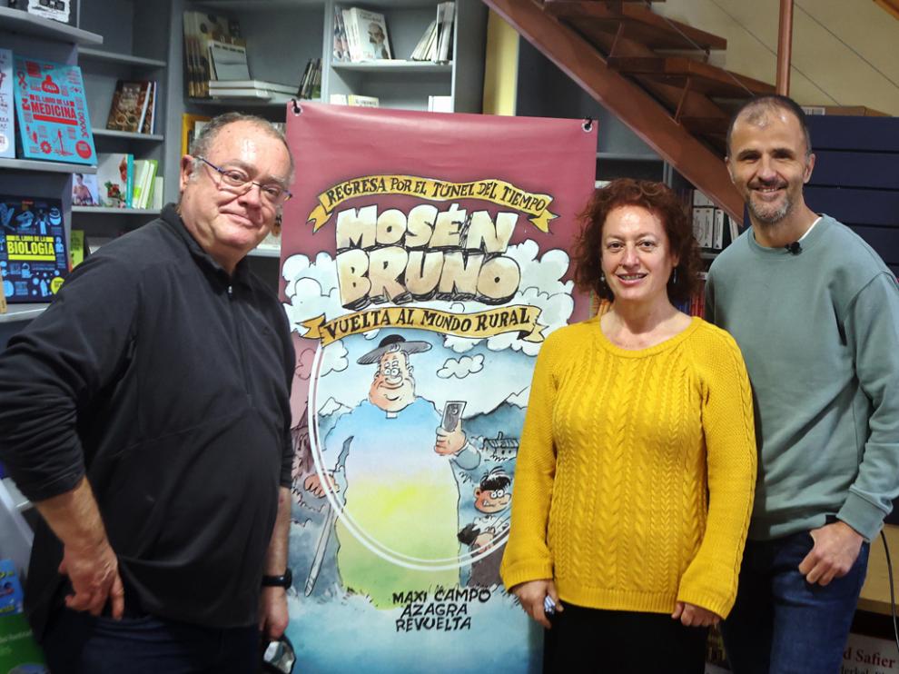 Carlos Azagra, Encarna Revuelta y Maxi Campo, el sábado en la presentación del cómic en Huesca.
