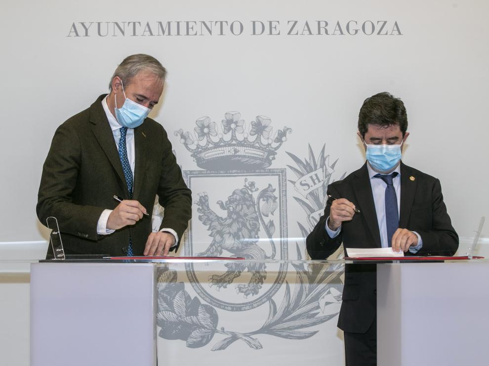 Azcón y Felipe durante la firma del convenio.