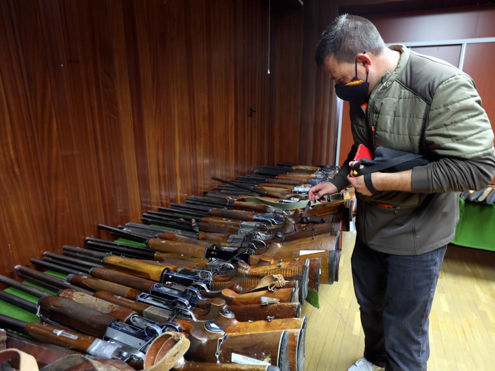 Expositorio de armas este lunes en el Salón de Actos de la Comandancia de la Guardia Civil en Huesca.