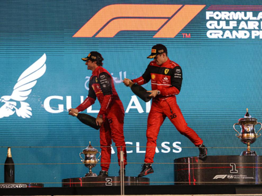Sainz y Leclerc celebran su éxito en el podio de Barein.