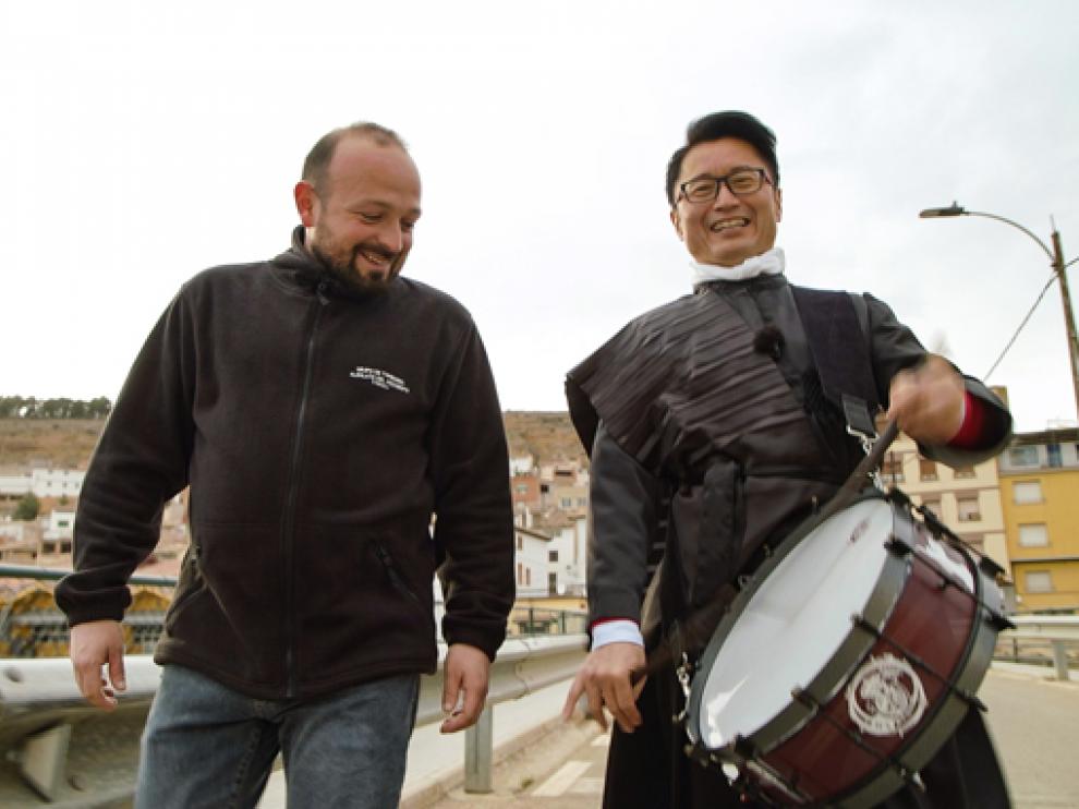 participa en los preparativos en uno de los nueve pueblos de la ruta, Albalate del Arzobispo