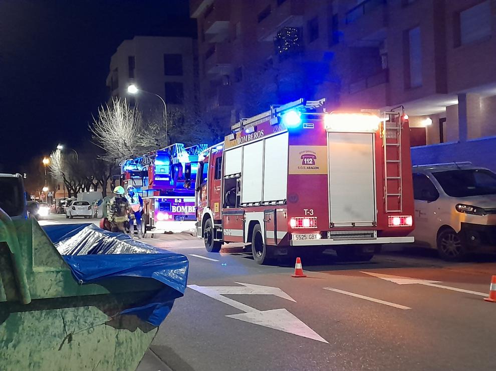 Bomberos en la calle Doña Sancha de Huesca