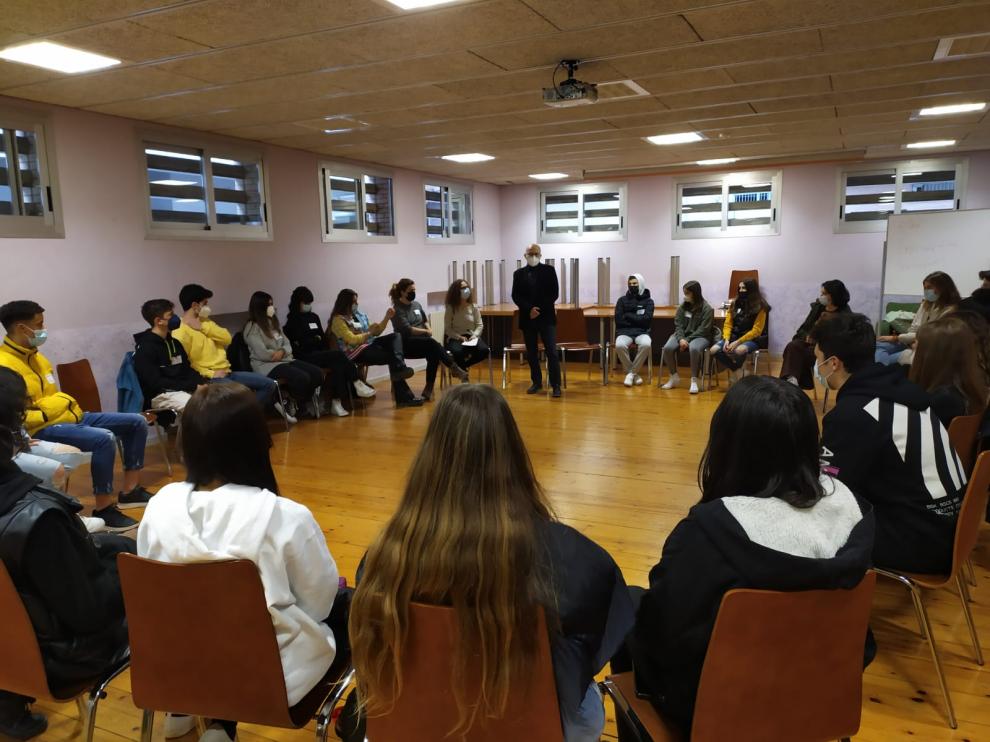 El concejal de Juventud, Arturo Biarge, en el primer encuentro que han mantenido los jóvenes participantes en el proyecto.