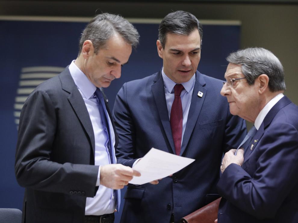 El primer ministro de Grecia y el presidente de Grecia junto a Pedro Sánchez en la cumbre de Bruselas.