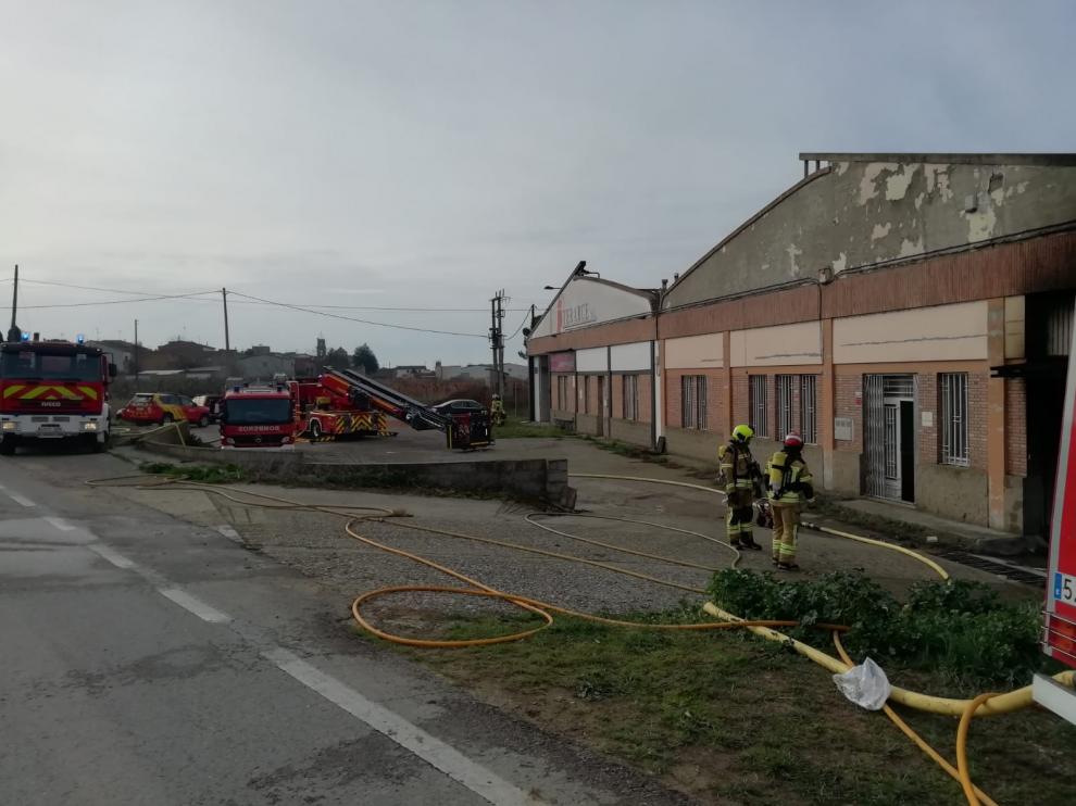 Imagen de las naves en las que se ha producido el incendio.