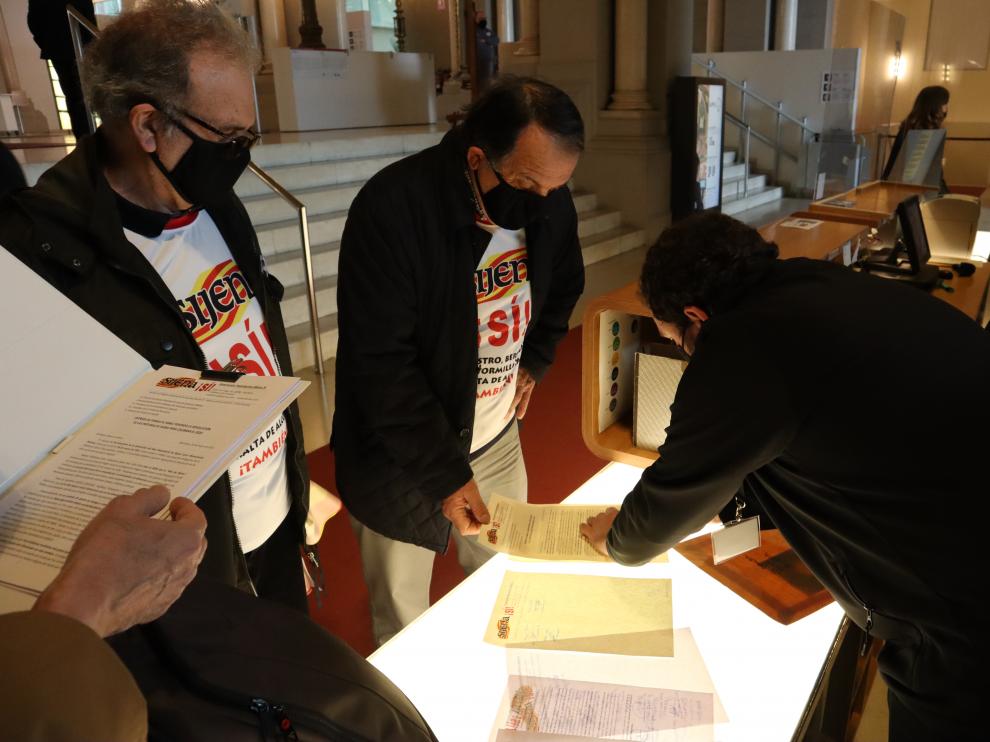 Momento en el que Sijena Sí hacía entrega de las firmas al Museo de Arte Nacional de Cataluña.